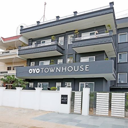Oyo Townhouse 018 Medanta Hotel คูร์เคาน์ ภายนอก รูปภาพ