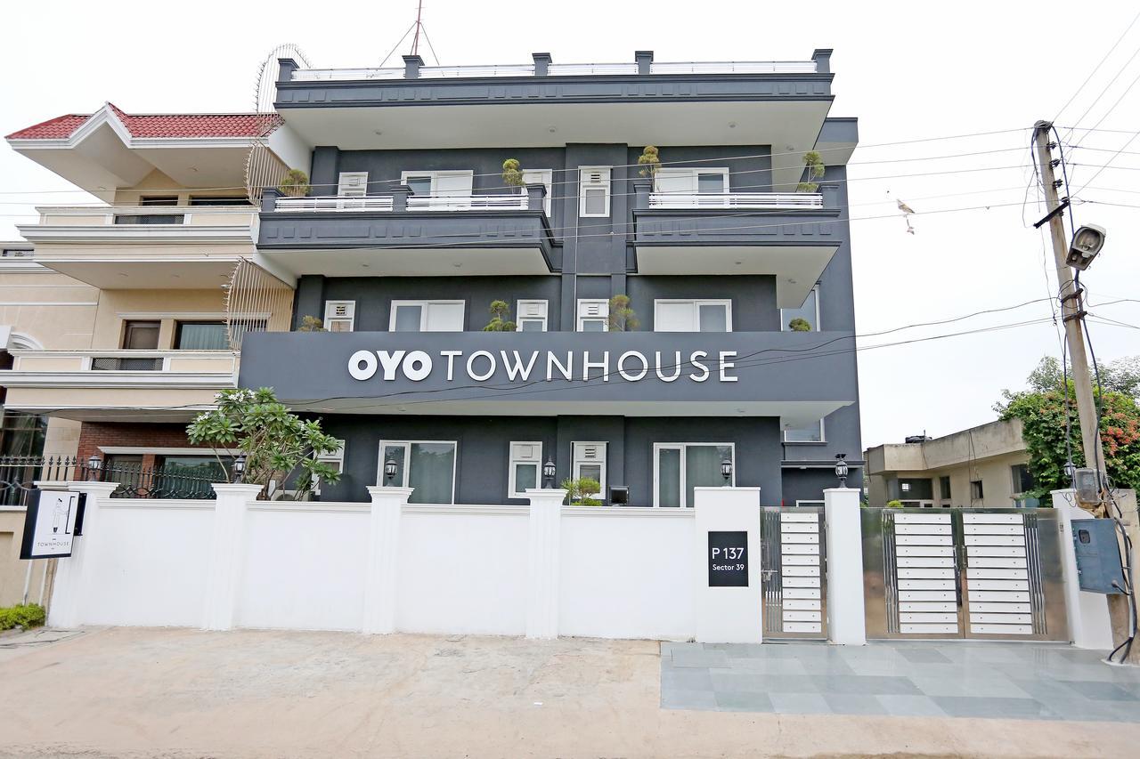Oyo Townhouse 018 Medanta Hotel คูร์เคาน์ ภายนอก รูปภาพ