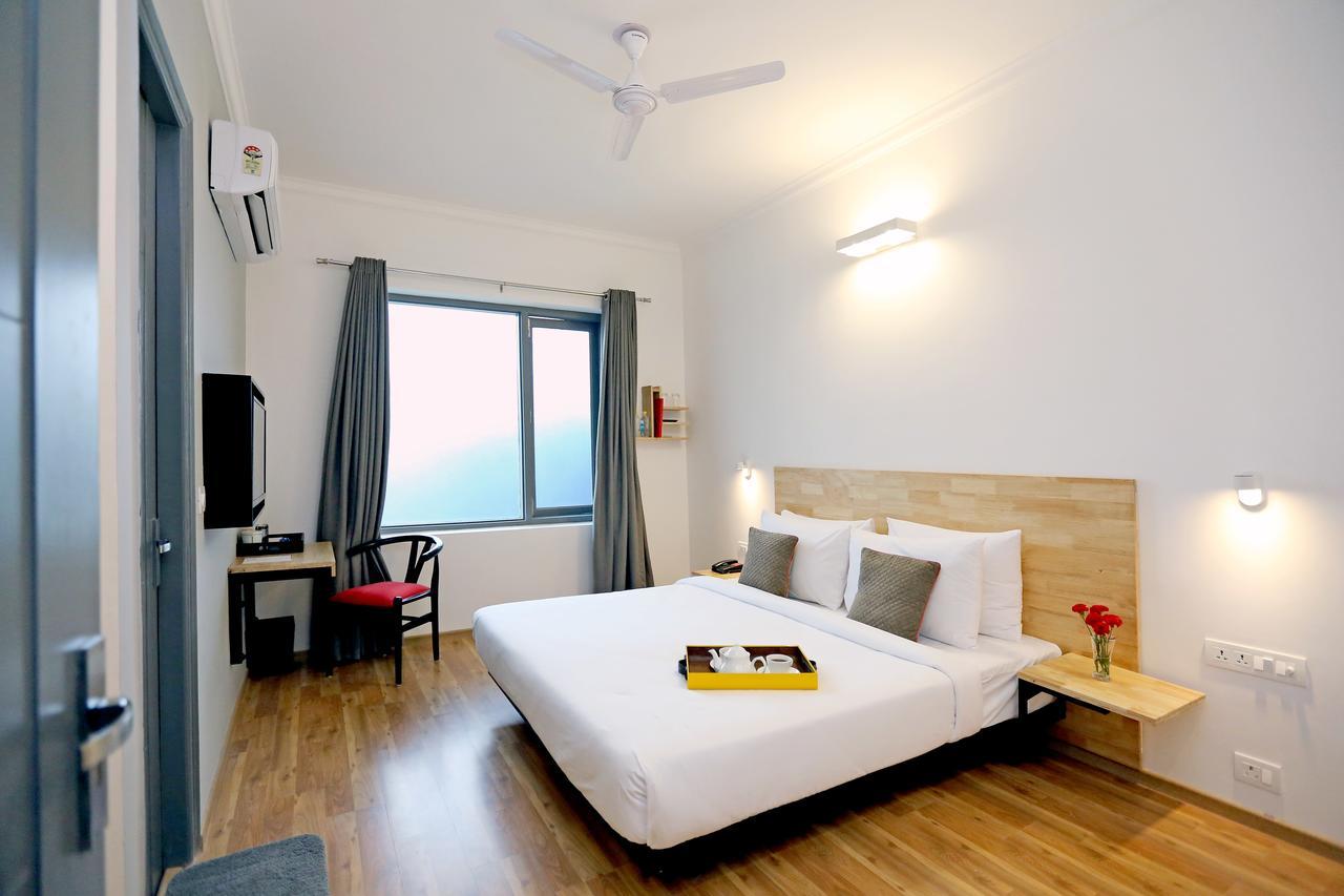 Oyo Townhouse 018 Medanta Hotel คูร์เคาน์ ภายนอก รูปภาพ