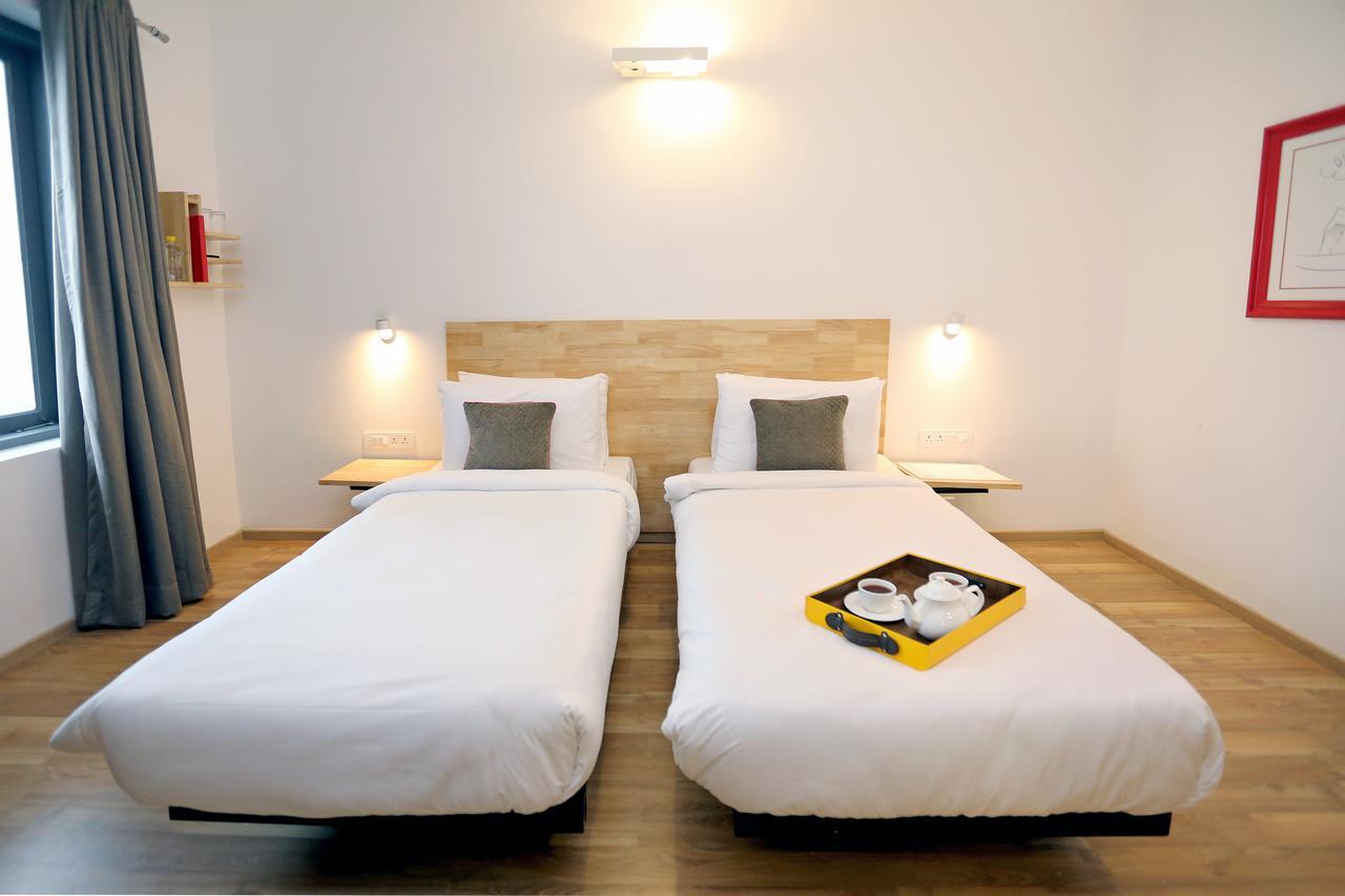 Oyo Townhouse 018 Medanta Hotel คูร์เคาน์ ภายนอก รูปภาพ