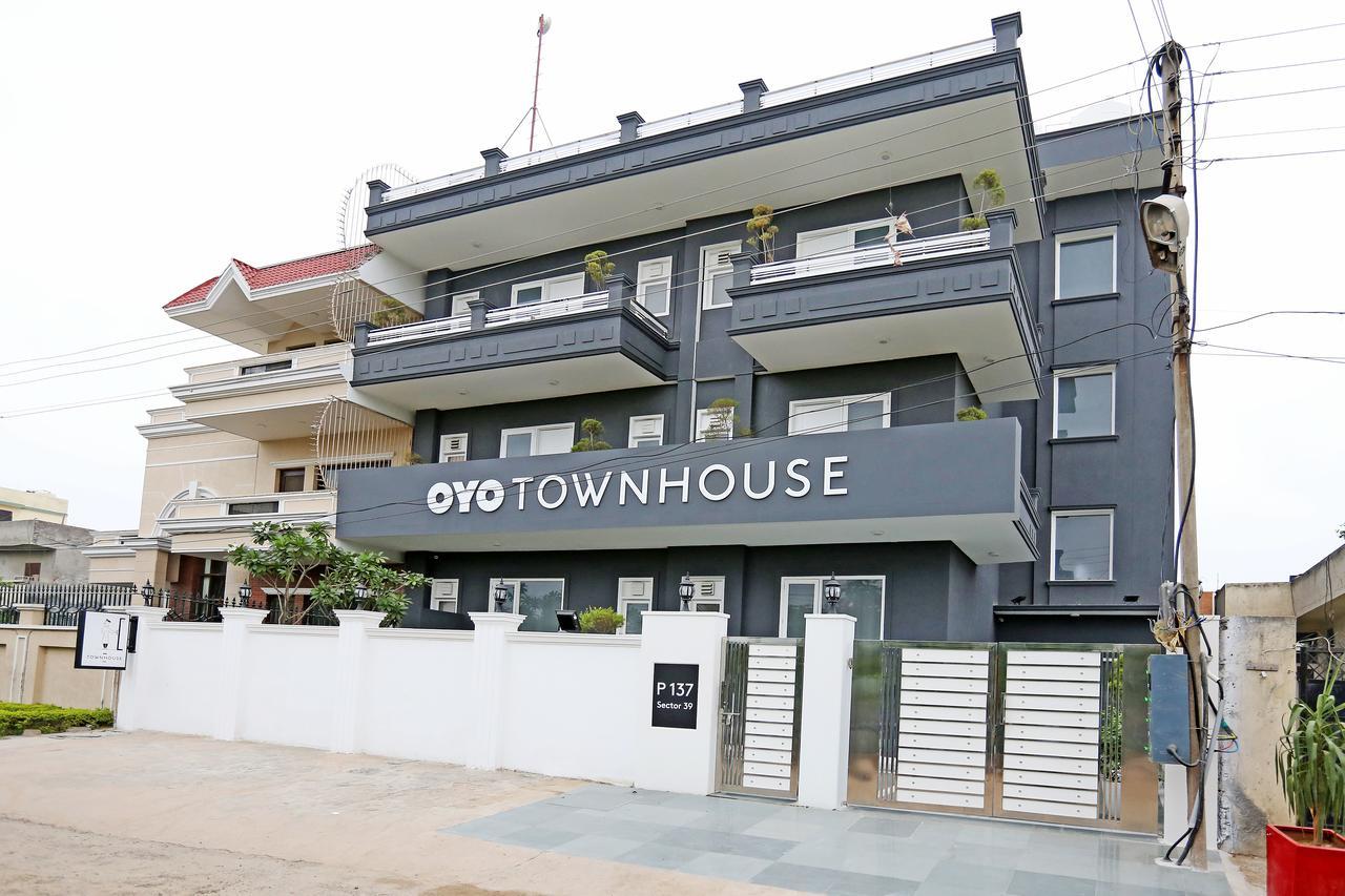 Oyo Townhouse 018 Medanta Hotel คูร์เคาน์ ภายนอก รูปภาพ