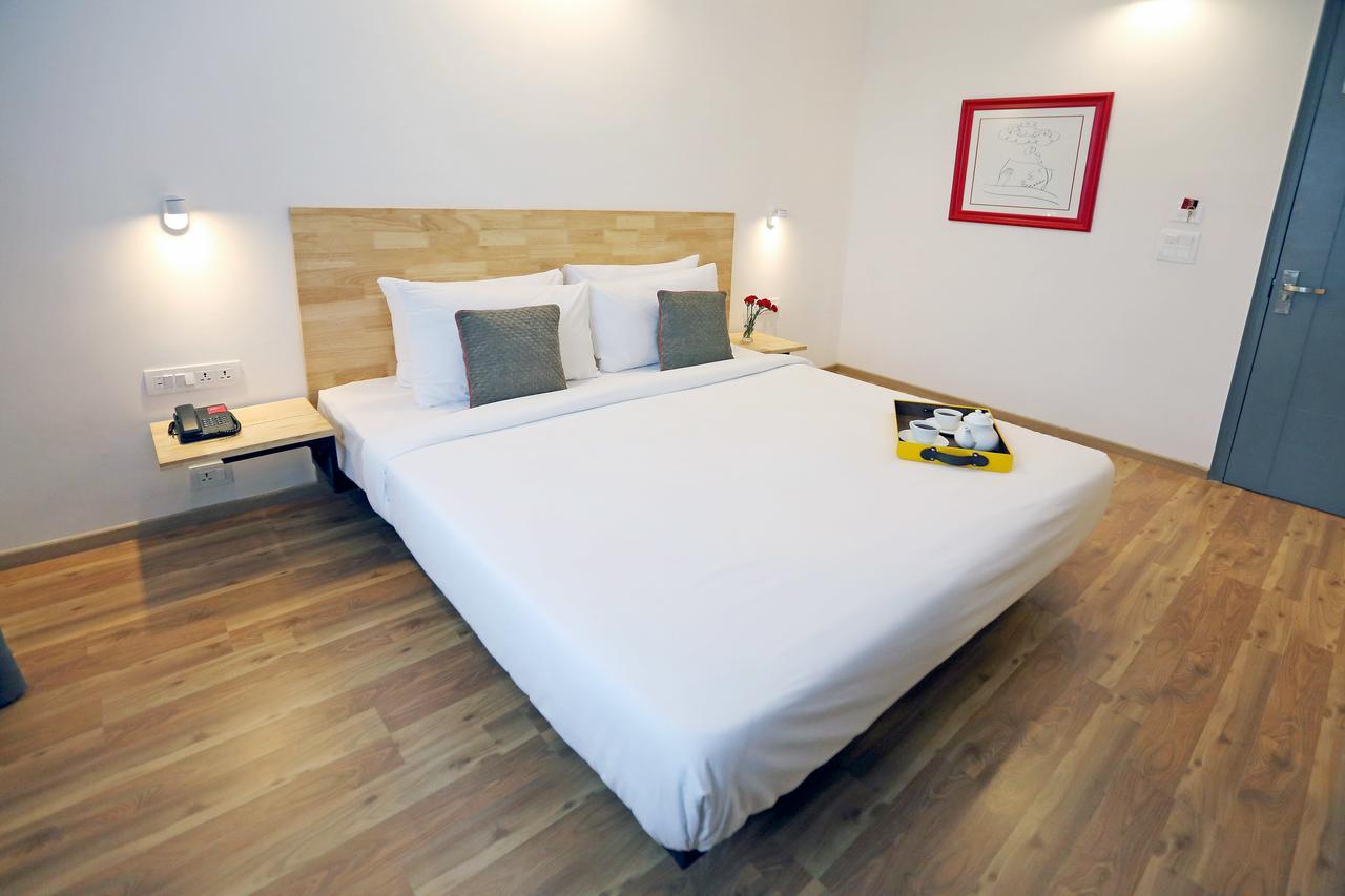 Oyo Townhouse 018 Medanta Hotel คูร์เคาน์ ภายนอก รูปภาพ