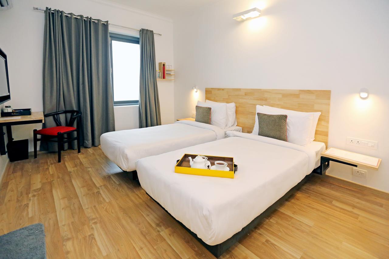 Oyo Townhouse 018 Medanta Hotel คูร์เคาน์ ภายนอก รูปภาพ