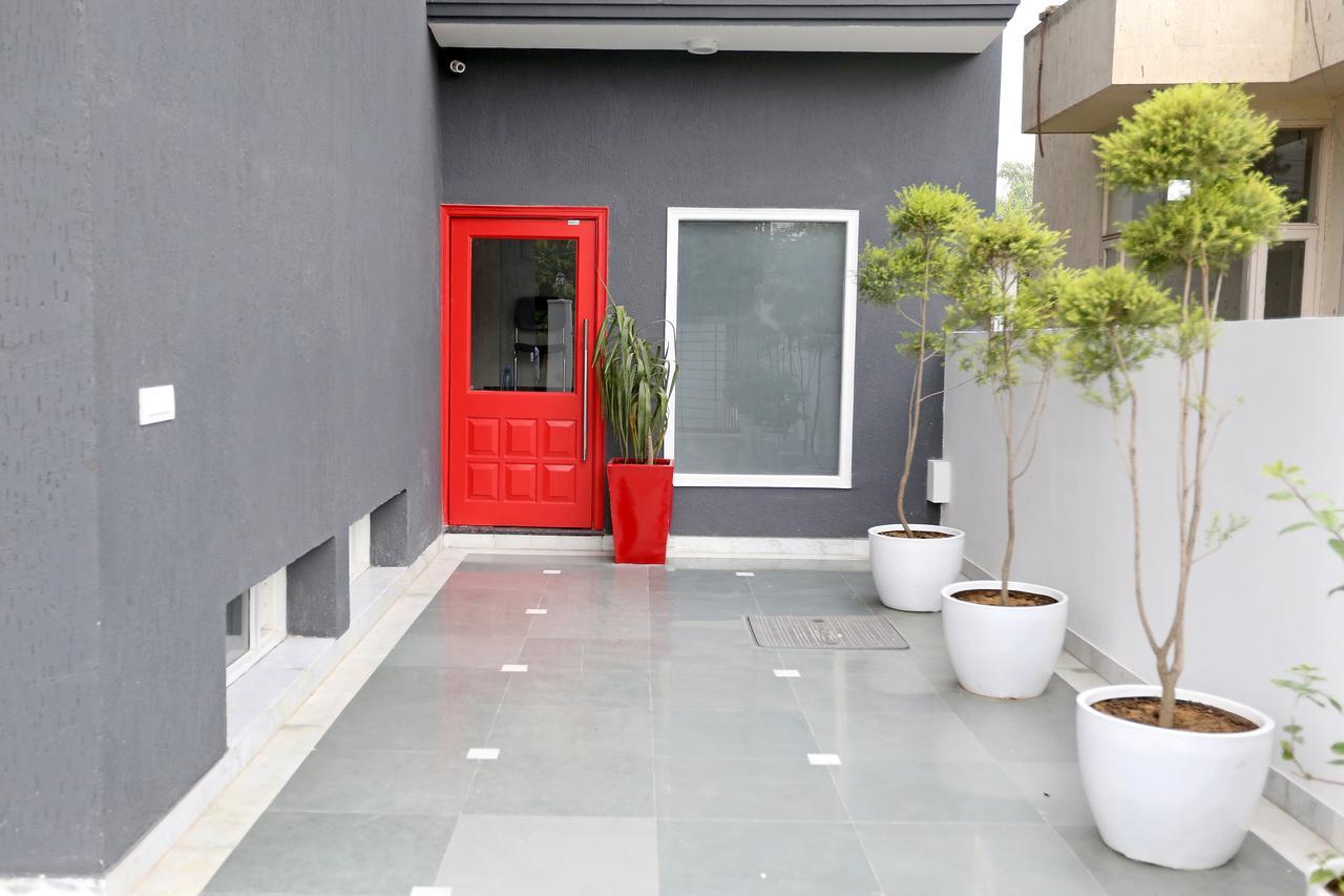 Oyo Townhouse 018 Medanta Hotel คูร์เคาน์ ภายนอก รูปภาพ