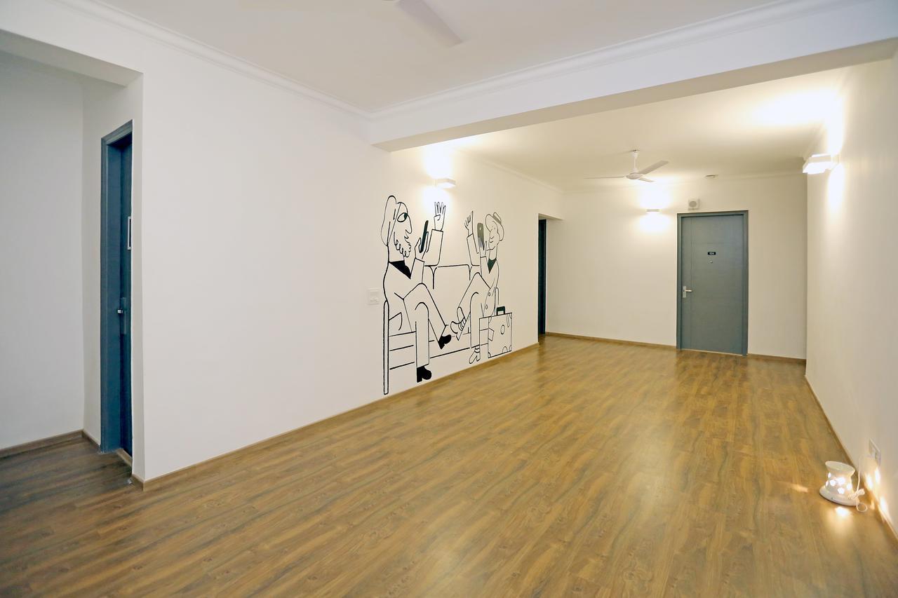 Oyo Townhouse 018 Medanta Hotel คูร์เคาน์ ภายนอก รูปภาพ