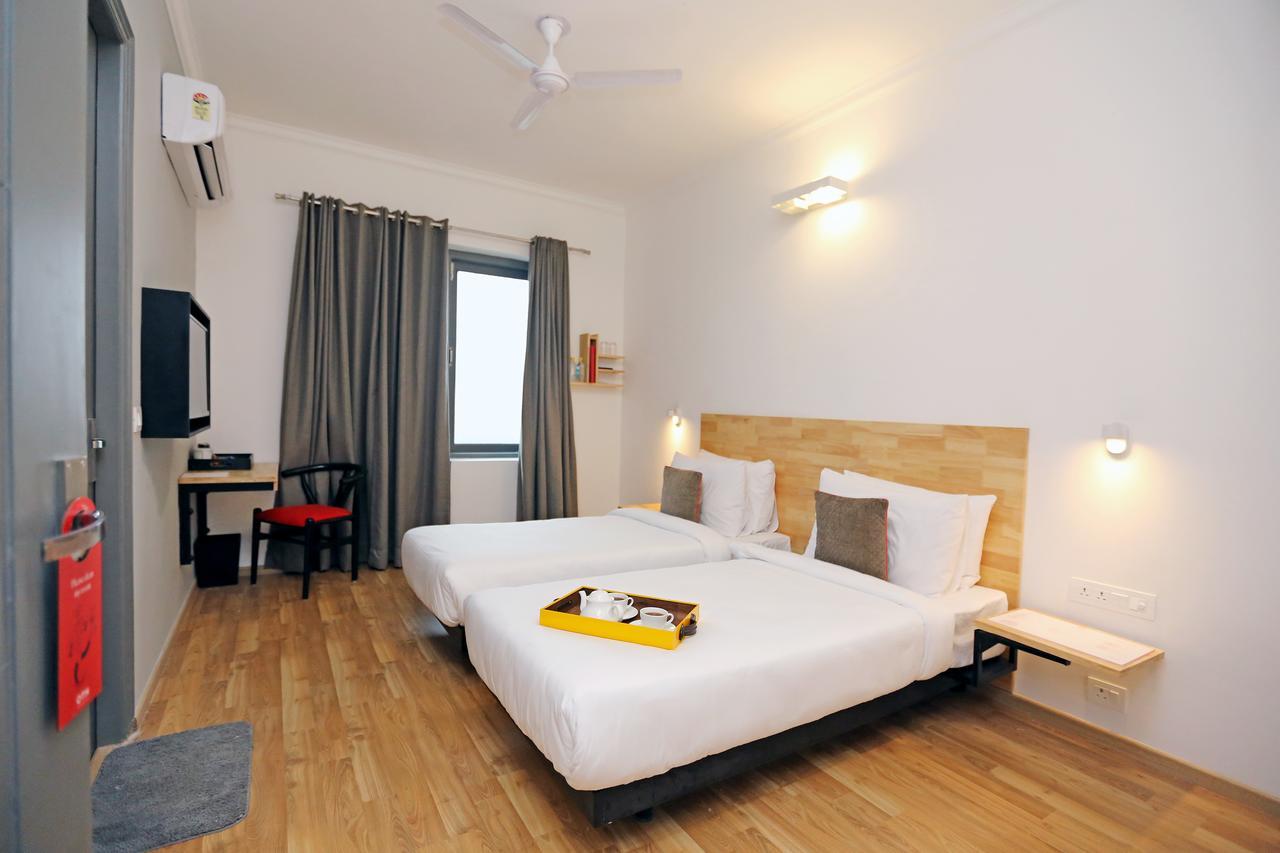 Oyo Townhouse 018 Medanta Hotel คูร์เคาน์ ภายนอก รูปภาพ