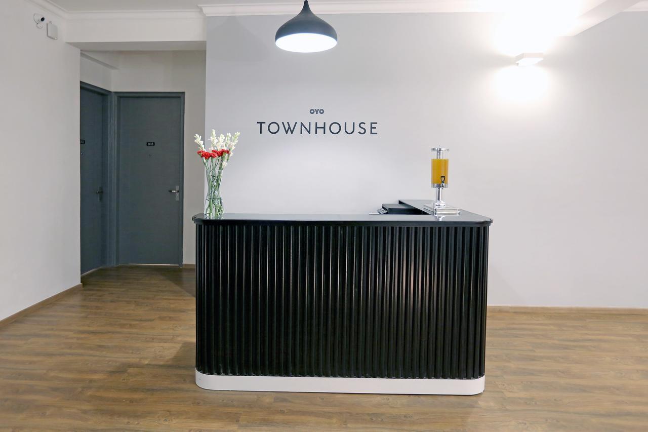Oyo Townhouse 018 Medanta Hotel คูร์เคาน์ ภายนอก รูปภาพ